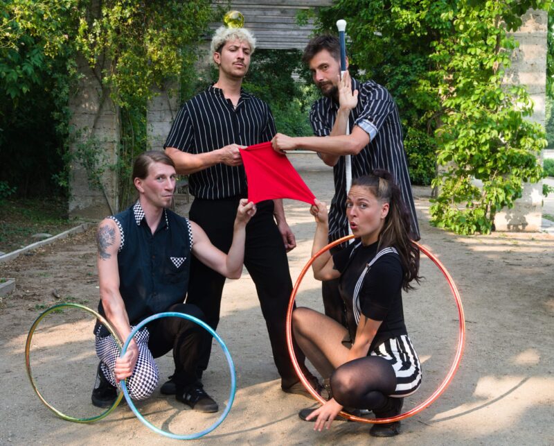 Die Gruppe des roten Tuches für ihre Tages- und Varietèprogramme auch als Zirkus Walkact